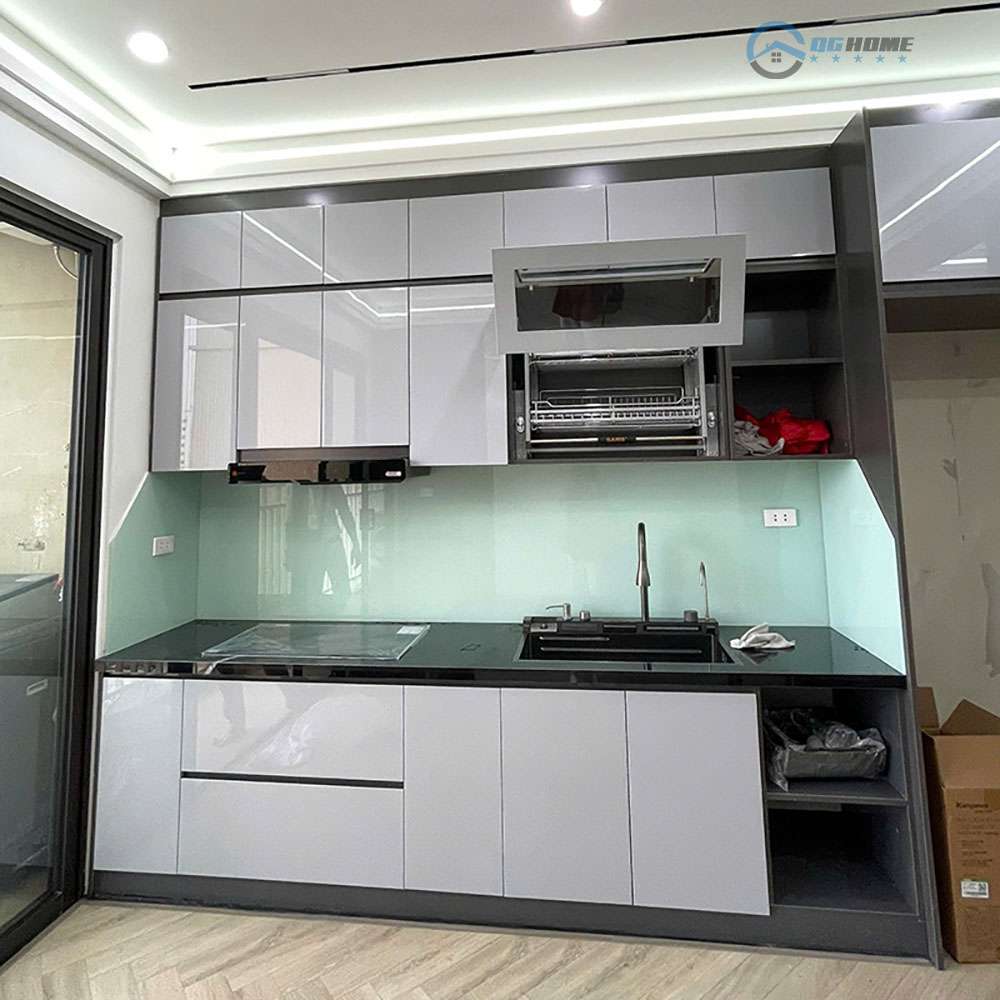 Tủ bếp chữ L hiện đại màu trung tính, kính ốp bếp màu xanh mint tươi sáng
