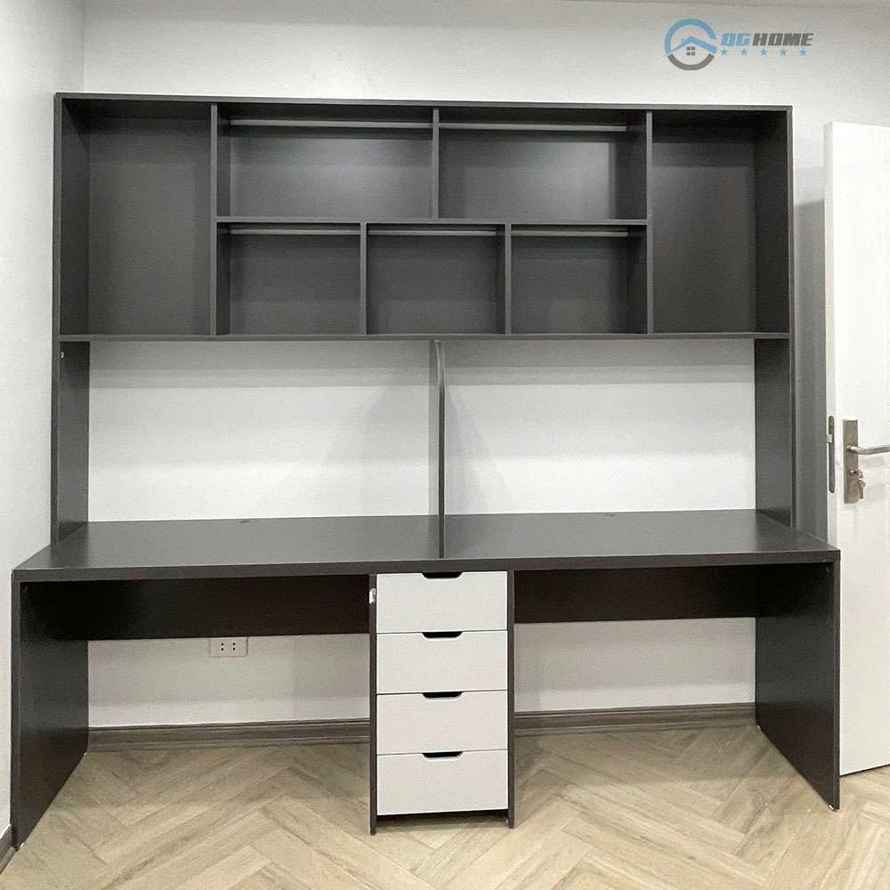 Bàn học đôi màu tối hiện đại với giá sách và ngăn kéo tiện dụng.