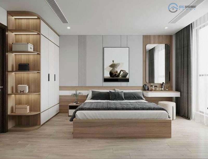 Một phòng ngủ hiện đại với giường Queen size màu gỗ nhạt, tủ quần áo lớn tích hợp kệ trang trí, bàn trang điểm và cửa sổ có rèm.